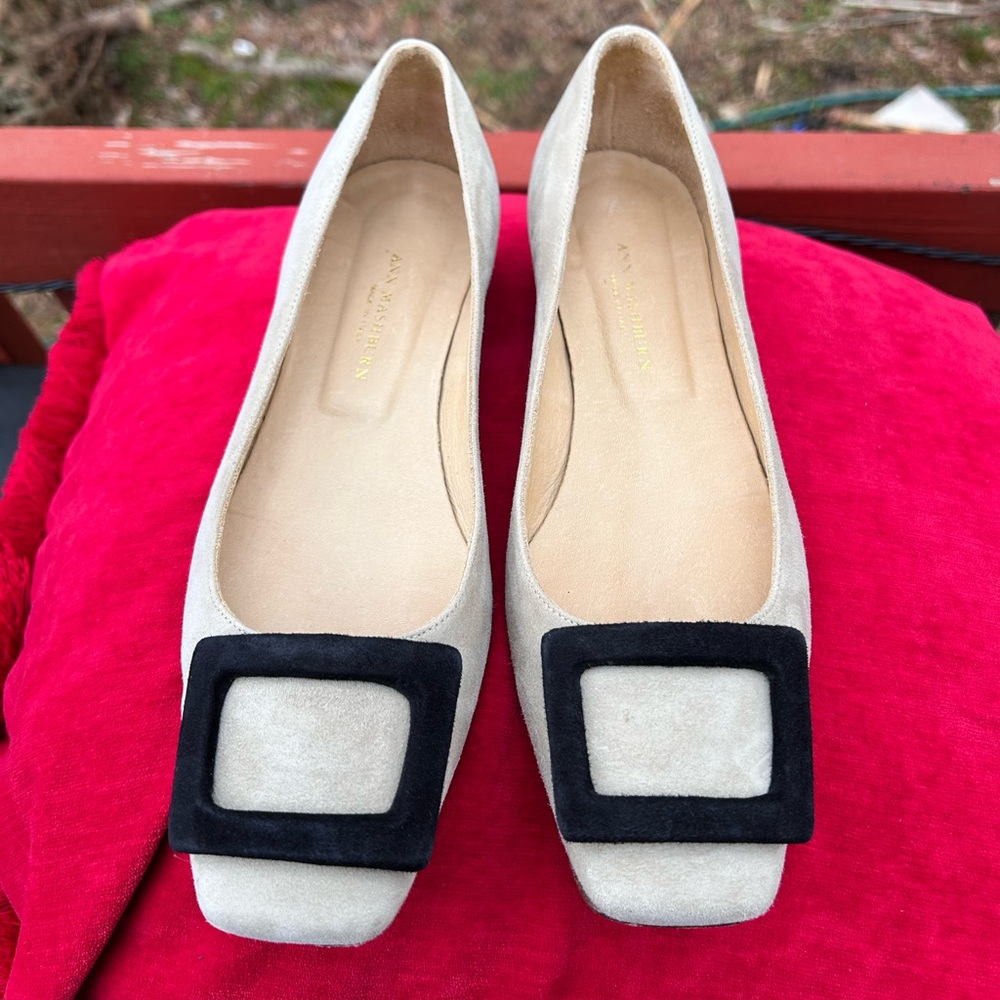 ANN MASHBURN Beige Flats with Black Buckle